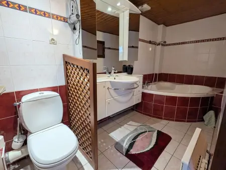 Appartement cosy au cœur de Vagney, proche commerces et sentiers, terrasse et cheminée, à 15km Gérardmer - Photo 10