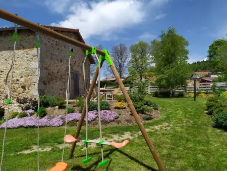 Gîte Familial à Riotord avec Jardin et Aire de Jeux - Photo 1