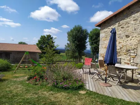 Gîte Familial à Riotord avec Jardin et Aire de Jeux - Photo 2