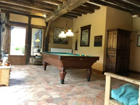 Évasion champêtre : Maison avec piscine, tennis, et étang au cœur de 50 hectares de forêt - Photo 1
