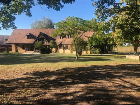 Évasion champêtre : Maison avec piscine, tennis, et étang au cœur de 50 hectares de forêt - Photo 2