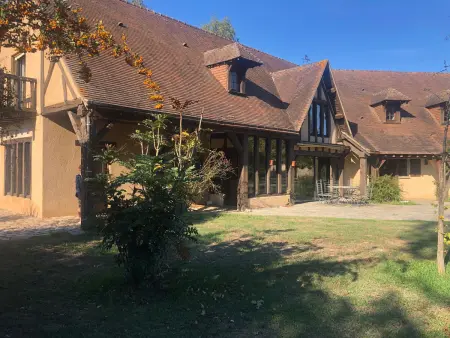 Évasion champêtre : Maison avec piscine, tennis, et étang au cœur de 50 hectares de forêt - Photo 5