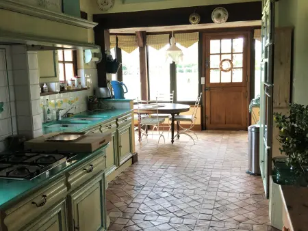 Évasion champêtre : Maison avec piscine, tennis, et étang au cœur de 50 hectares de forêt - Photo 7