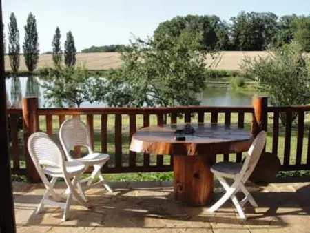 Chalet confortable au bord d'un étang à Dussac - Photo 3