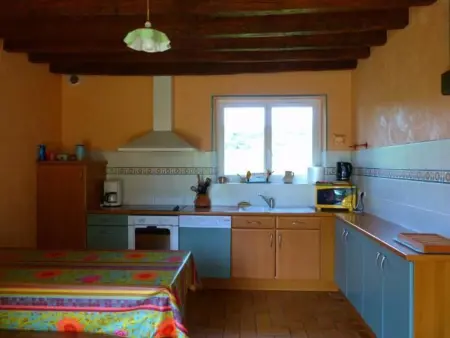 Maison de charme en pierres, 5 chambres, jardin clos, terrasse, calme, ping-pong, proche loisirs. - Photo 3
