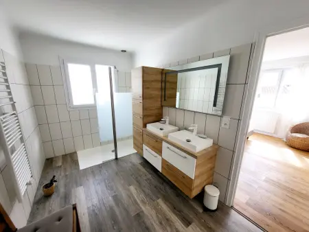 Maison Rénovée 5 Chambres, WiFi, Parking, à 800m du Marché et 1km Plage - Photo 9