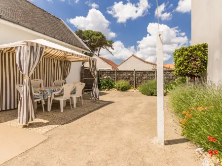 Charmant Gîte Familial à 30m de la Plage avec Cour Fleurie, Proche Commerces et Pêche à Pied - Photo 1