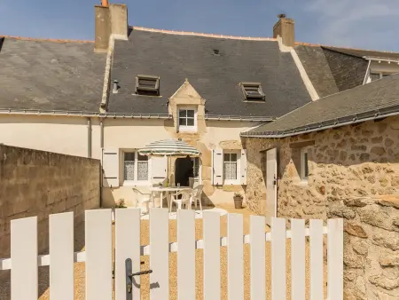 Maison rénovée typique, calme, proche mer, 2 cours fermées, cheminée et équipements pour enfants. - Photo 7