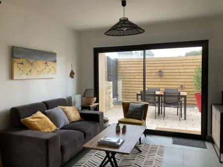 Charmante maison rénovée au calme avec jardin privatif, à 500m des plages et proche commerces - Photo 1