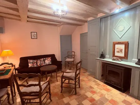 Charme du XVIIe avec grand terrain clos, dépendances restaurées, jardin, garage fermé et équipements divers - Photo 1
