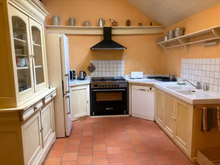 Charme du XVIIe avec grand terrain clos, dépendances restaurées, jardin, garage fermé et équipements divers - Photo 3