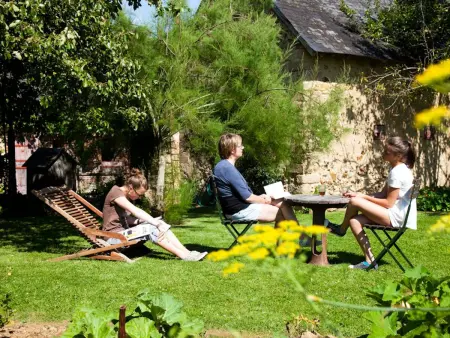 Charme du XVIIe avec grand terrain clos, dépendances restaurées, jardin, garage fermé et équipements divers - Photo 7