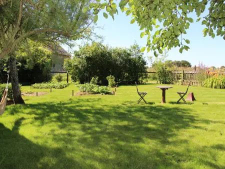 Charme du XVIIe avec grand terrain clos, dépendances restaurées, jardin, garage fermé et équipements divers - Photo 9