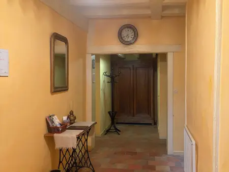 Charme du XVIIe avec grand terrain clos, dépendances restaurées, jardin, garage fermé et équipements divers - Photo 25