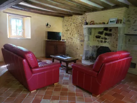 Charmante maison paysanne rénovée avec grand terrain, proche de la rivière et du village médiéval - Photo 2