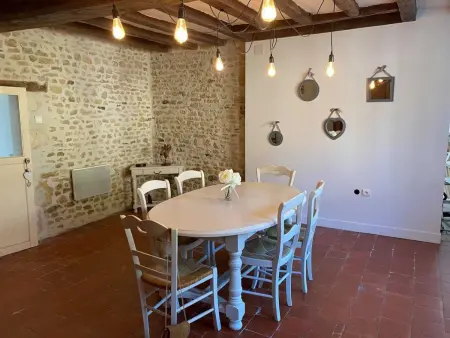 Maison de Village avec Jardin, Parc Privé et Box Fibre, Animaux Bienvenus, à 15 min du Mans - Photo 3