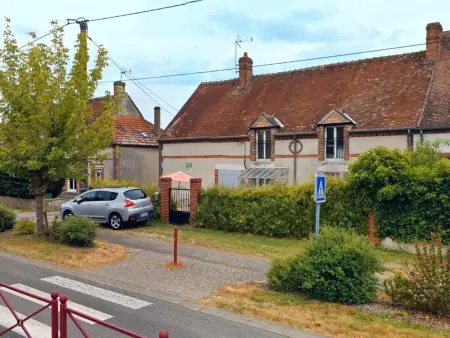 Maison confortable avec cour, proche du Château de La Bussière, idéale pour explorations. - Photo 1