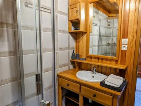 Chalet de Montagne Chaleureux avec Cheminée, Terrasse et Proche Ski - Photo 16