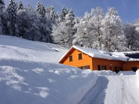 Chalet tout confort avec piscine, terrasse, et sauna privé en montagne - Photo 9