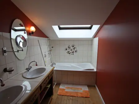 Gîte de Charme avec Terrasse près de Bourbonne-les-Bains, 2 chambres, poêle à bois, Wifi inclus - Photo 9