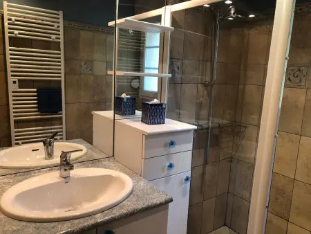 Chalet spacieux avec balcon, WiFi gratuit, proche lac et station de ski - Photo 15