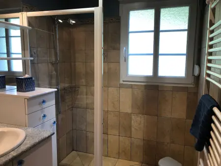 Chalet spacieux avec balcon, WiFi gratuit, proche lac et station de ski - Photo 16