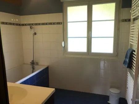 Chalet spacieux avec balcon, WiFi gratuit, proche lac et station de ski - Photo 17