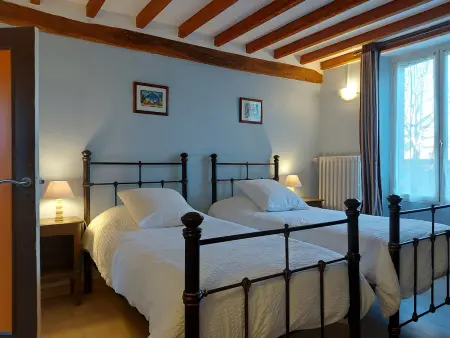 Gîte chaleureux avec jardin arboré, terrasse, salle de jeux et parking privé à Pré-Saint-Évroult. - Photo 1