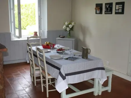 Gîte chaleureux avec jardin arboré, terrasse, salle de jeux et parking privé à Pré-Saint-Évroult. - Photo 2