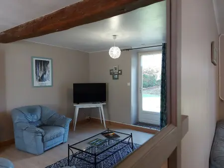 Gîte chaleureux avec jardin arboré, terrasse, salle de jeux et parking privé à Pré-Saint-Évroult. - Photo 4