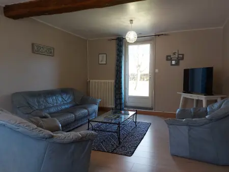 Gîte chaleureux avec jardin arboré, terrasse, salle de jeux et parking privé à Pré-Saint-Évroult. - Photo 5