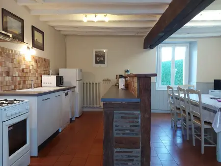 Gîte chaleureux avec jardin arboré, terrasse, salle de jeux et parking privé à Pré-Saint-Évroult. - Photo 10