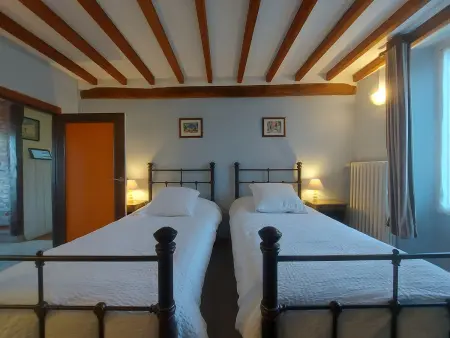 Gîte chaleureux avec jardin arboré, terrasse, salle de jeux et parking privé à Pré-Saint-Évroult. - Photo 13