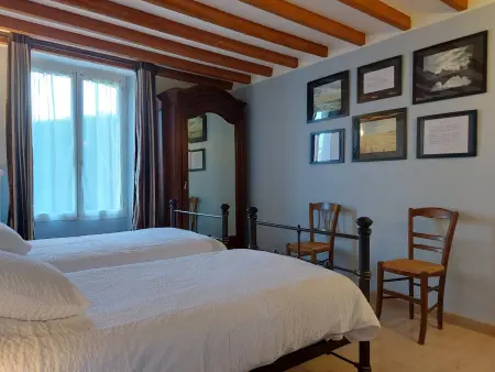 Gîte chaleureux avec jardin arboré, terrasse, salle de jeux et parking privé à Pré-Saint-Évroult. - Photo 16