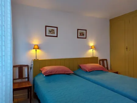 Gîte chaleureux avec jardin arboré, terrasse, salle de jeux et parking privé à Pré-Saint-Évroult. - Photo 21
