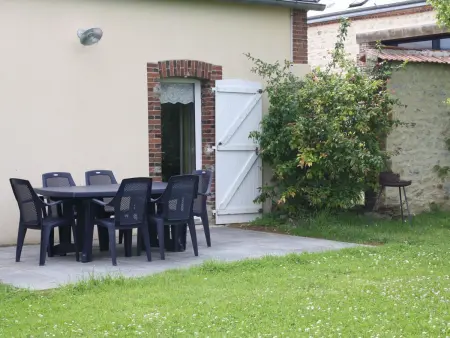 Gîte chaleureux avec jardin arboré, terrasse, salle de jeux et parking privé à Pré-Saint-Évroult. - Photo 24