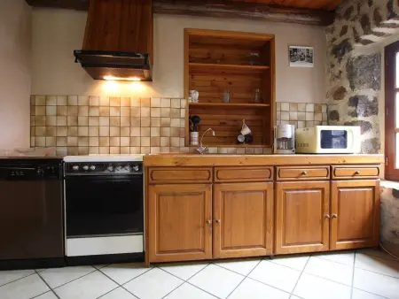 Charmante maison en pierres avec terrasse, proche cité médiévale, nature et lac - Photo 1