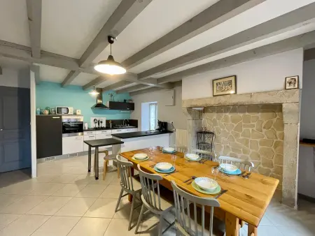 Ferme du XIXe siècle avec cour fermée et terrasse, proche des gorges de la Loire et du Puy-en-Velay - Photo 1