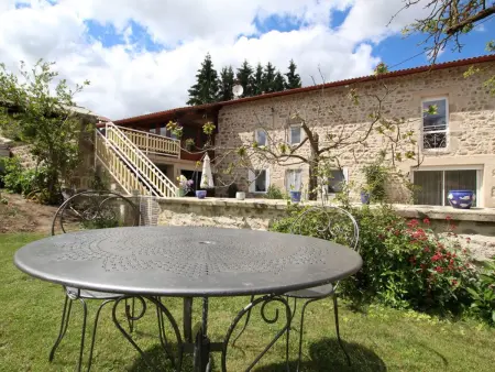 Gîte de charme en Auvergne, cour fermée, jardins privés, BBQ, babyfoot, proche St Jacques de Compostelle - Photo 1