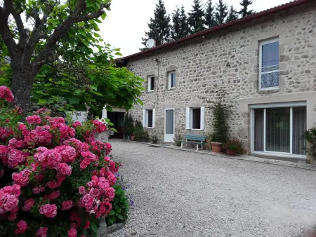 Gîte de charme en Auvergne, cour fermée, jardins privés, BBQ, babyfoot, proche St Jacques de Compostelle - Photo 22