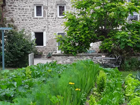 Gîte de charme en Auvergne, cour fermée, jardins privés, BBQ, babyfoot, proche St Jacques de Compostelle - Photo 24