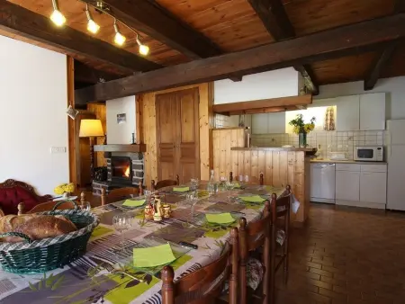 Maison de charme en pierres avec jardin, cheminées et jeux pour enfants, proche forêt du Meygal - Photo 3