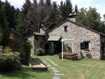 Maison isolée, au cœur des volcans, terrain clos, jeux, confort, cheminée, proche forêts et villages. - Photo 1