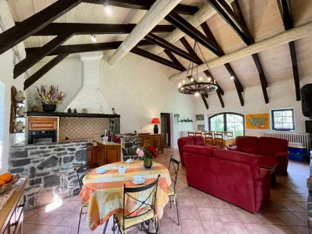 Maison isolée, au cœur des volcans, terrain clos, jeux, confort, cheminée, proche forêts et villages. - Photo 2