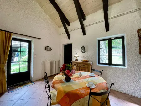 Maison isolée, au cœur des volcans, terrain clos, jeux, confort, cheminée, proche forêts et villages. - Photo 6