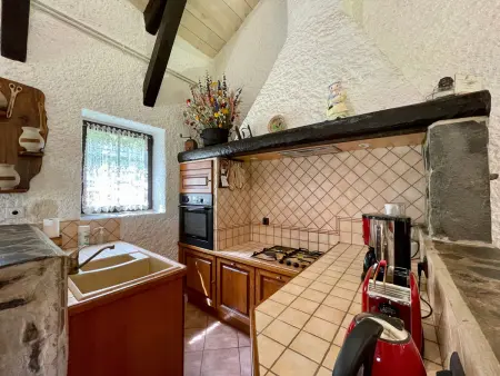 Maison isolée, au cœur des volcans, terrain clos, jeux, confort, cheminée, proche forêts et villages. - Photo 7