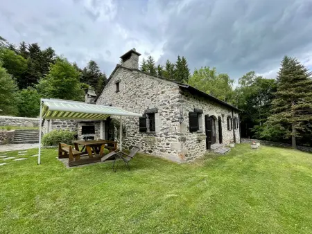 Maison isolée, au cœur des volcans, terrain clos, jeux, confort, cheminée, proche forêts et villages. - Photo 11