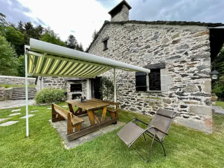 Maison isolée, au cœur des volcans, terrain clos, jeux, confort, cheminée, proche forêts et villages. - Photo 12
