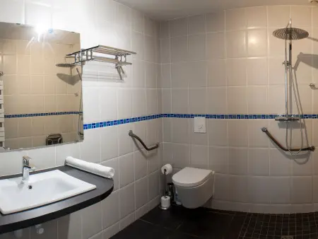 Gîte spacieux avec piscine chauffée, wifi et tennis au bord de la Loire - Photo 18