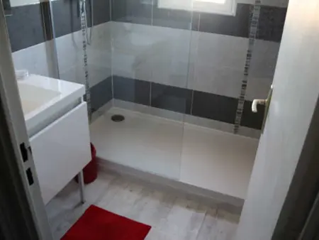 Villa Duplex Climatisée avec Terrasse, Piscine et Parking Gratuit à Agde - Photo 6